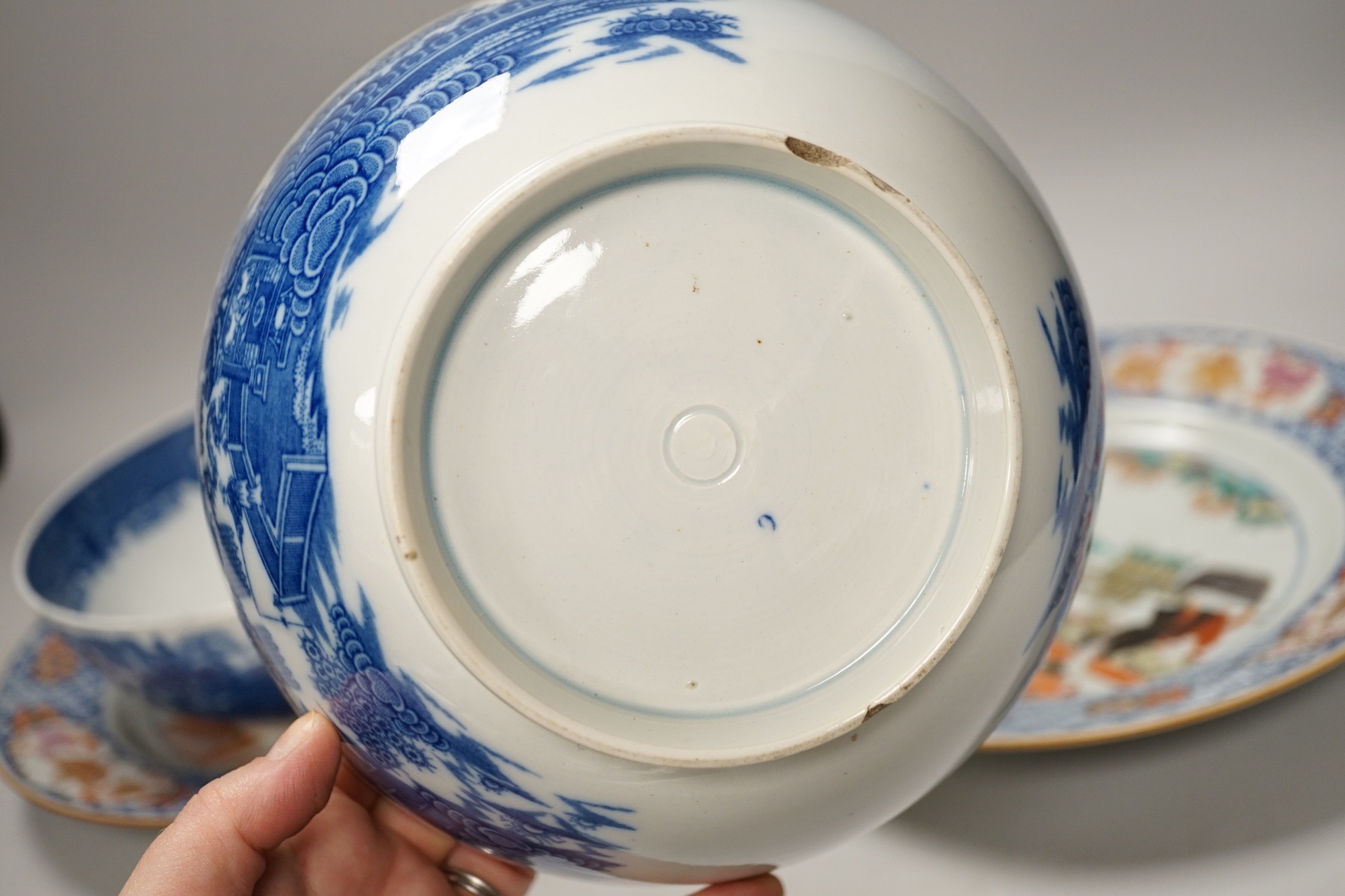 Three English pearlware blue and white bowls and two Samson plates